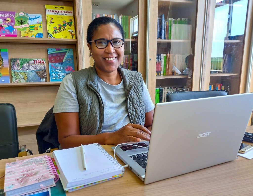 Investigadora Halen Rose Santos, da Universidade de São Paulo, na Biblioteca do ISPI