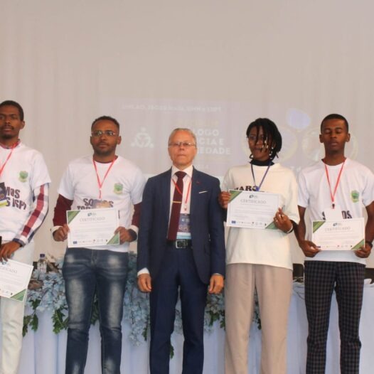 Estudantes do ISPI vencedores do Hackathon da Huíla com certificados no II Fórum de Diálogo Ciência Sociedade do programa UNI.AO