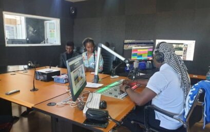 Estúdio de emissão da Rádio ISPI 93.3 FM com estudantes estagiários de Ciências da Comunicação