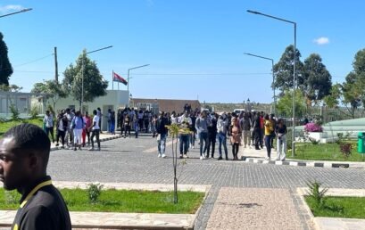 Novos estudantes na alameda de entrada do campus do ISPI