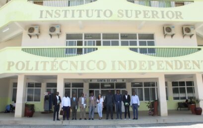Comitiva do Conselho Provincial da Huíla da Ordem dos Advogados de Angola com a Direcção do ISPI na fachada do instituto