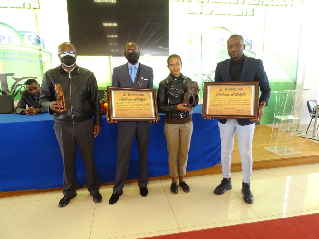 Representantes do ISPI e da Rádio ISPI com os troféus e Diplomas de Mérito dos Prémios Tundavala 2022